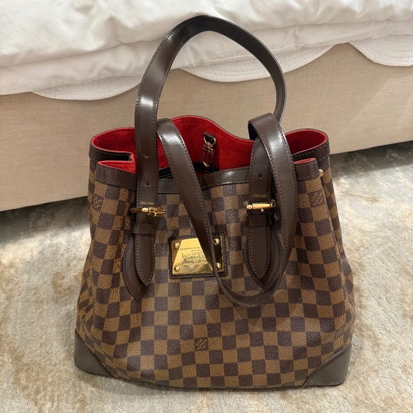 Louis Vuitton - Picture 1 of 8